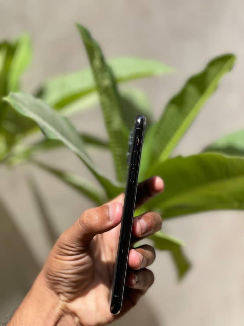Apple iPhone 11 Pro Max 2