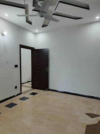 4 Marla New Family flat Available for rent