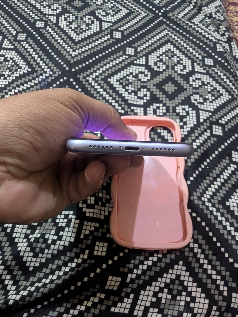 Apple iPhone 11 4
