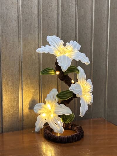 White lily lamp