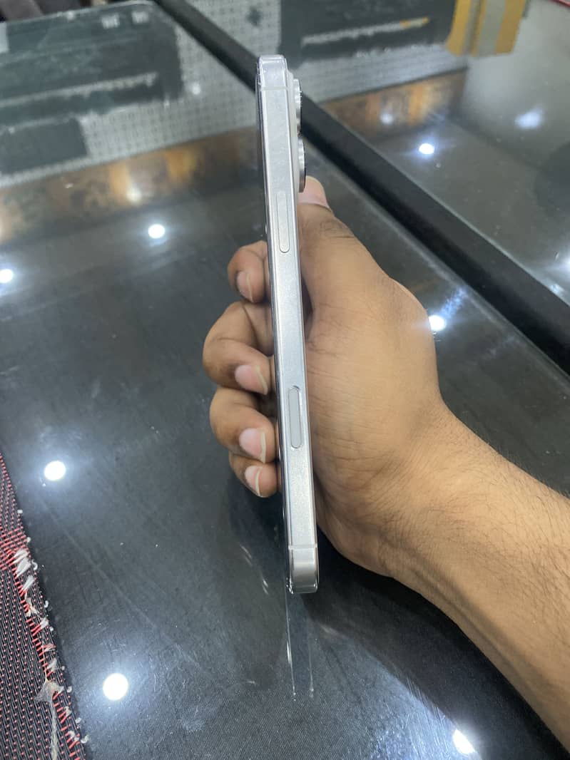 Apple iPhone 16 Pro Max 1