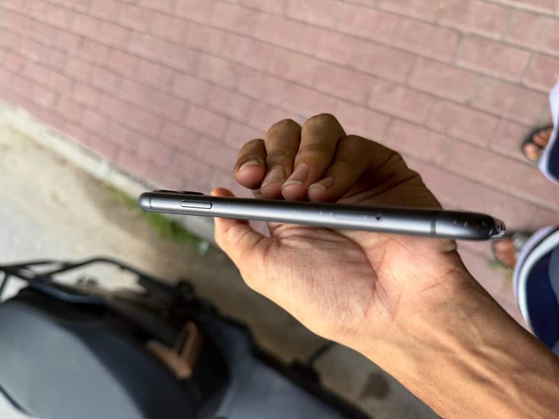 Apple iPhone 11 3