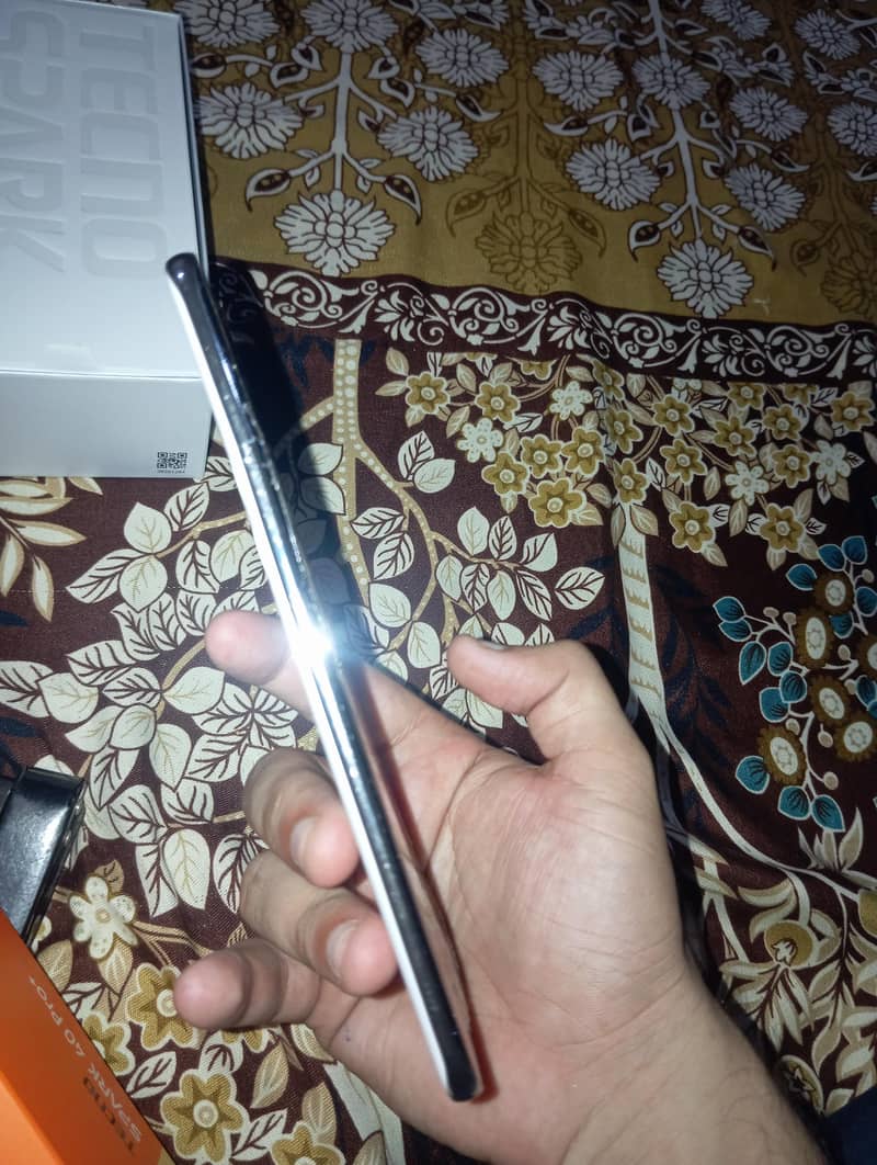 Spark 40 pro+ Techno 1