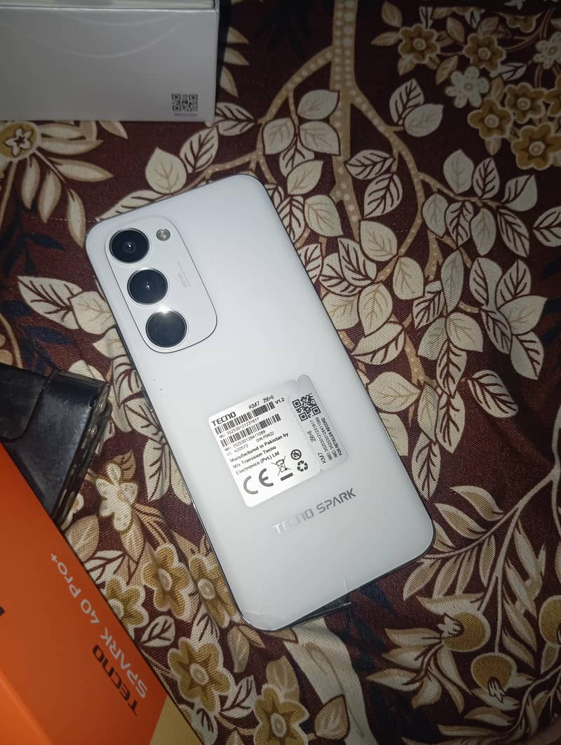 Spark 40 pro+ Techno 2
