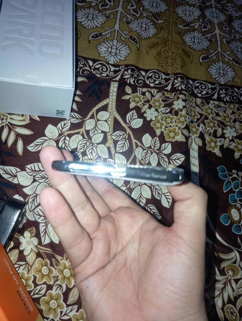 Spark 40 pro+ Techno 3