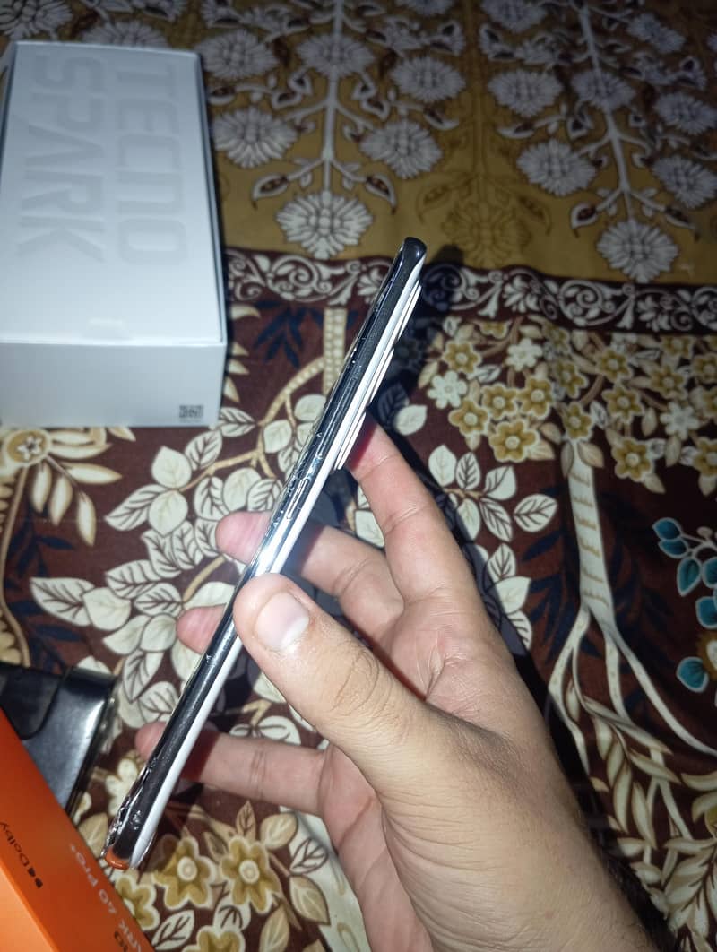 Spark 40 pro+ Techno 4
