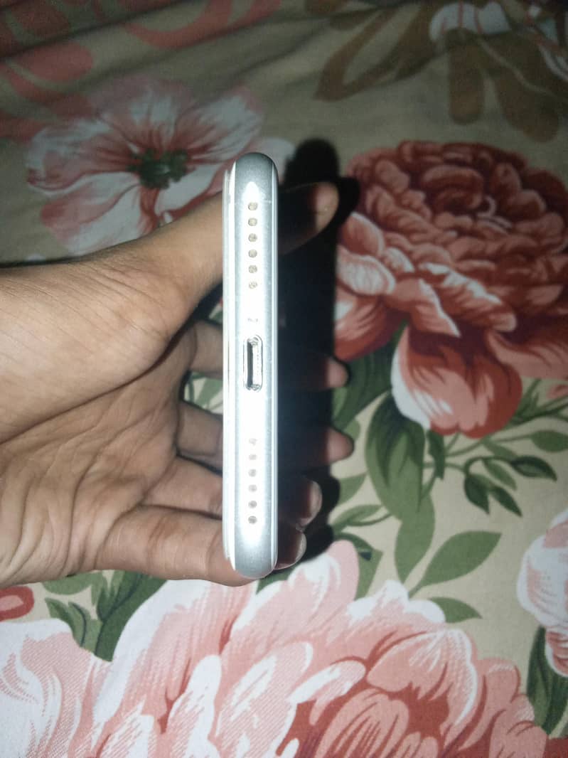 Apple iPhone 8 3
