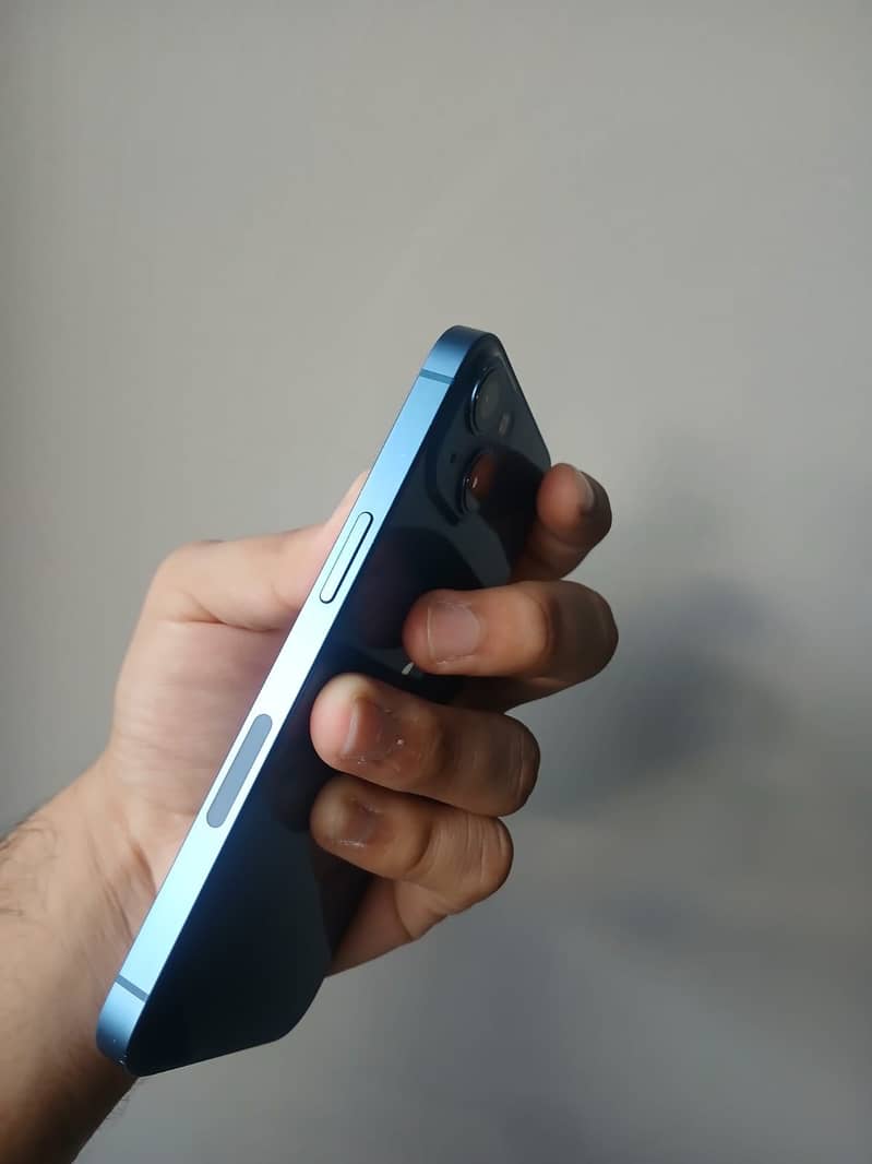 Apple iPhone 13 5