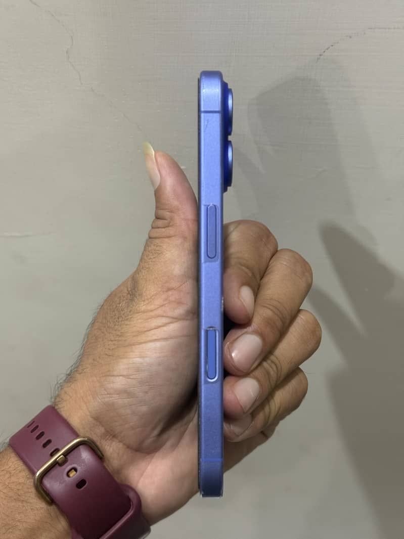 Apple iPhone 16 4