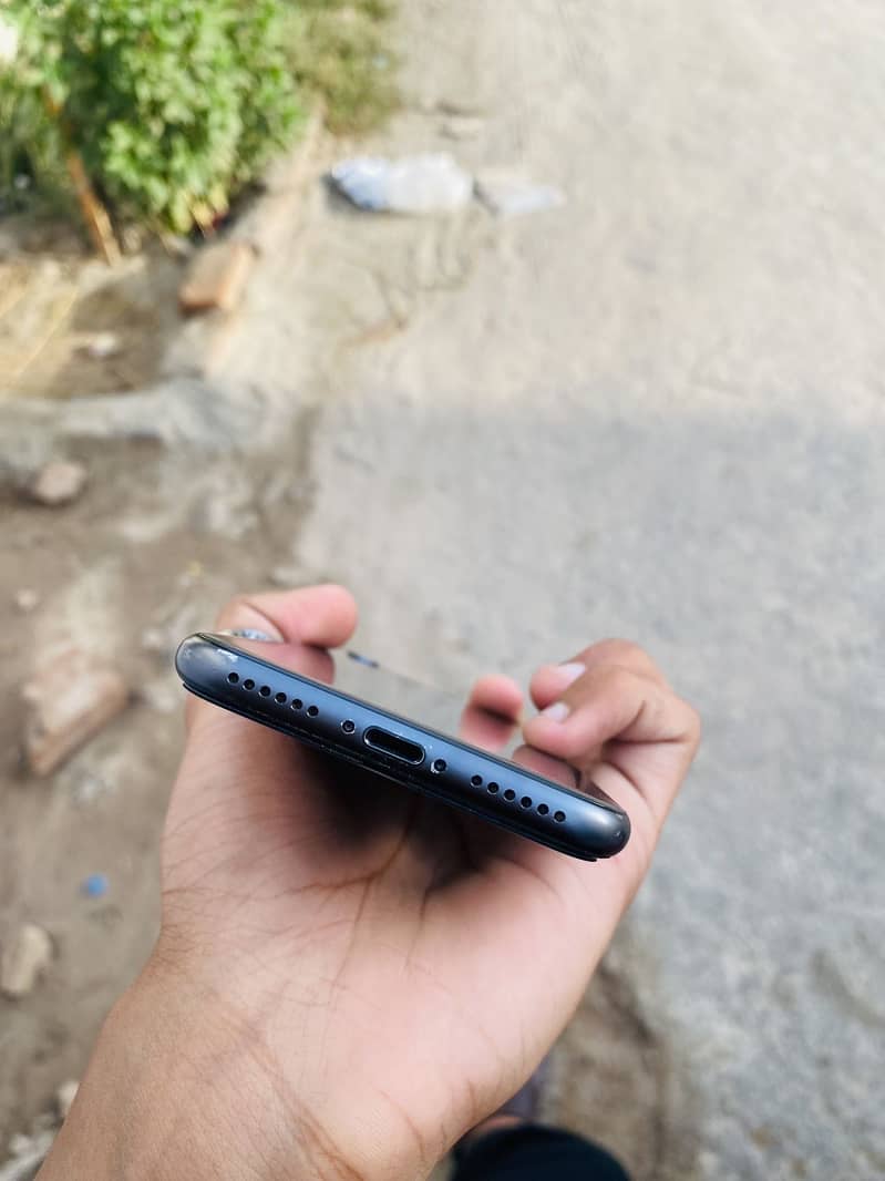 Apple iPhone 8 3