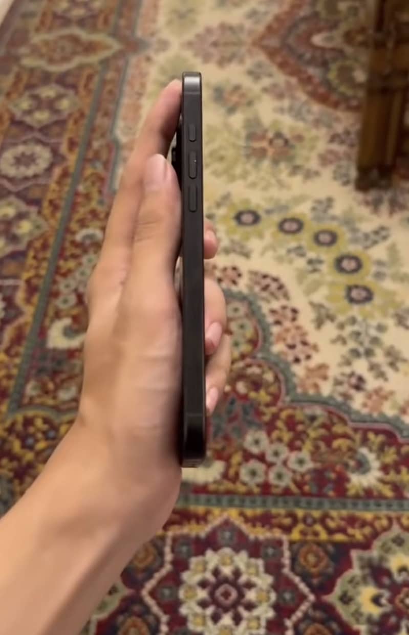 Apple iPhone 16 Pro 2
