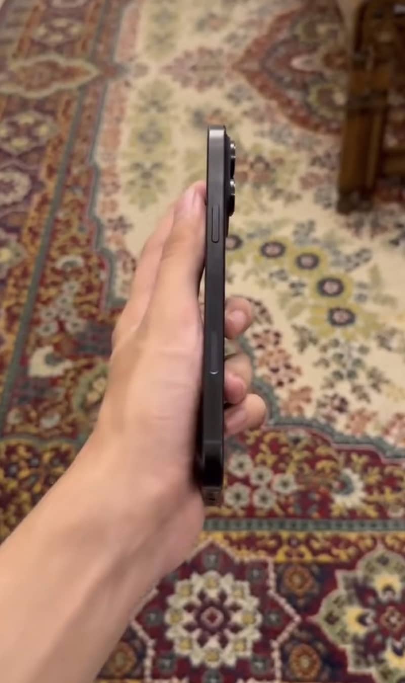Apple iPhone 16 Pro 3