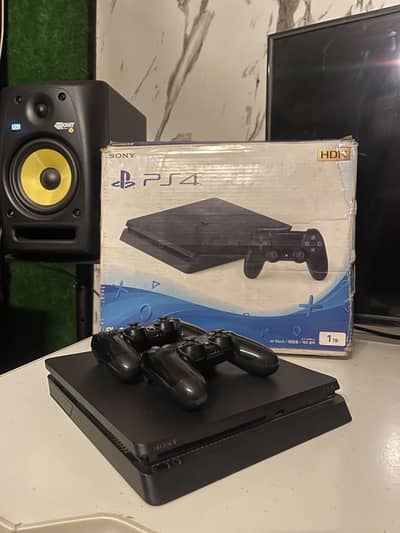 PLAYSTATION 4 1tb | with original box cables and controllers.