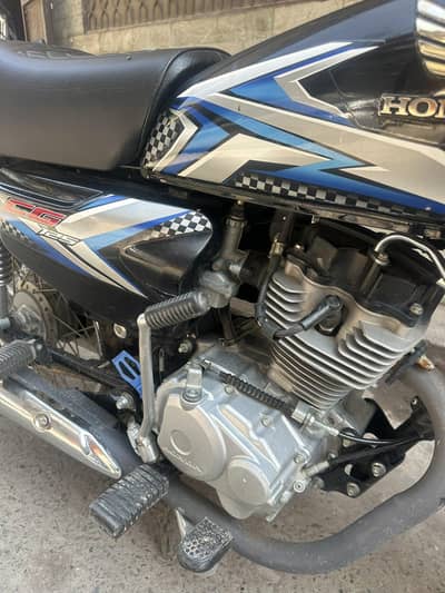 Honda 125 black colour 03044357728 ye what's app num ha ispa msg kary