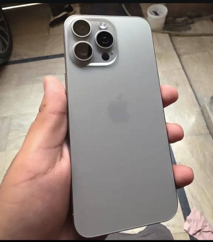 Apple iPhone 15 Pro Max 4