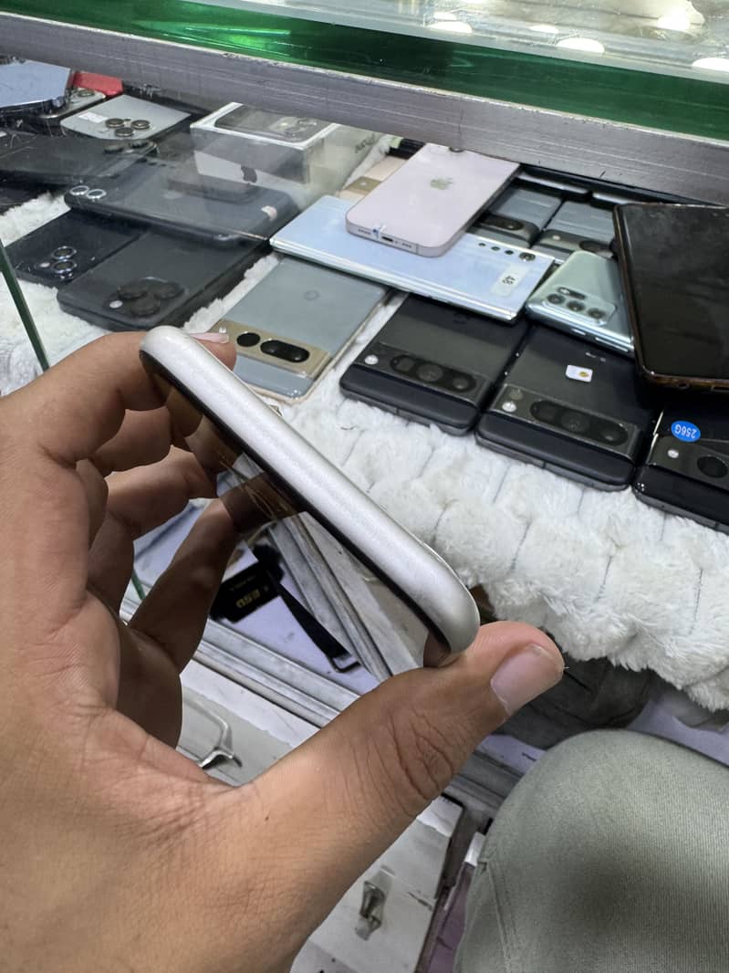 Apple iPhone 11 3