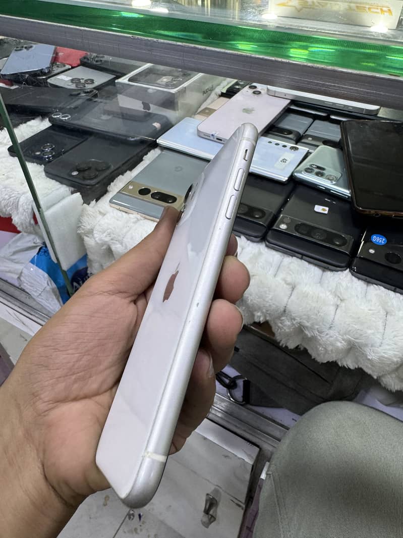 Apple iPhone 11 6