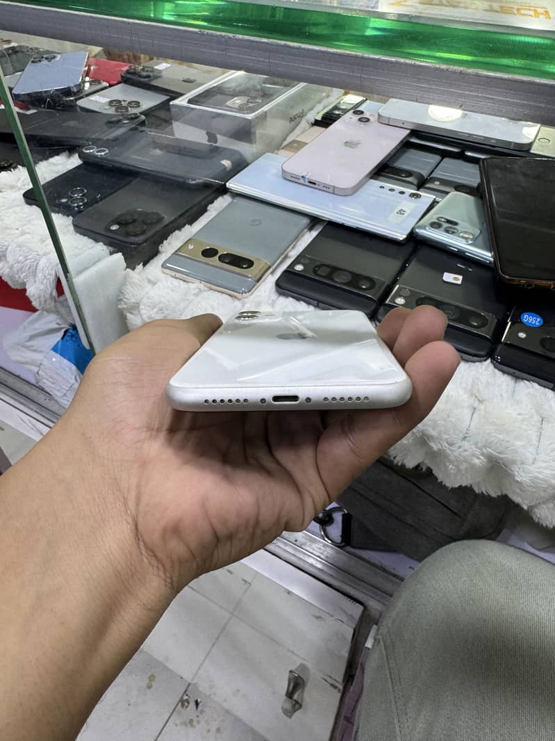 Apple iPhone 11 7