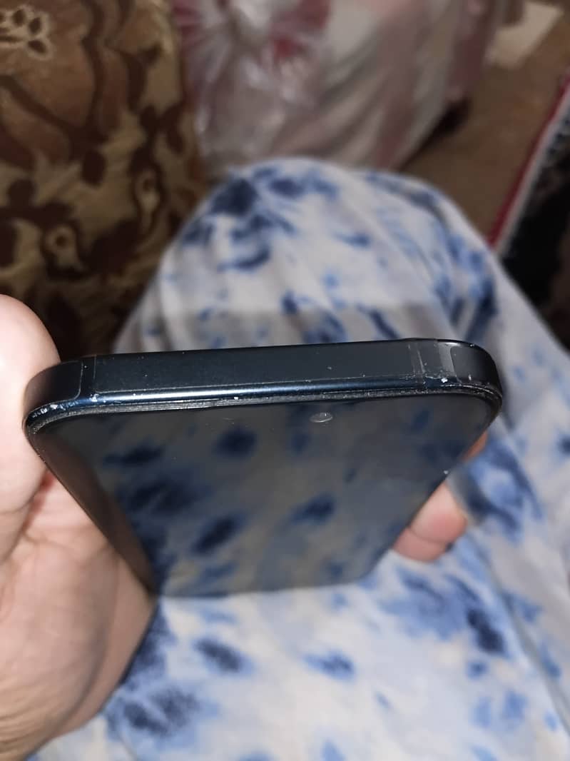 Apple iPhone 16 6