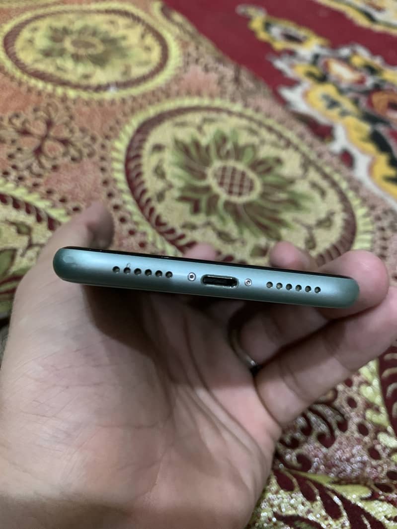 Apple iPhone 11 4