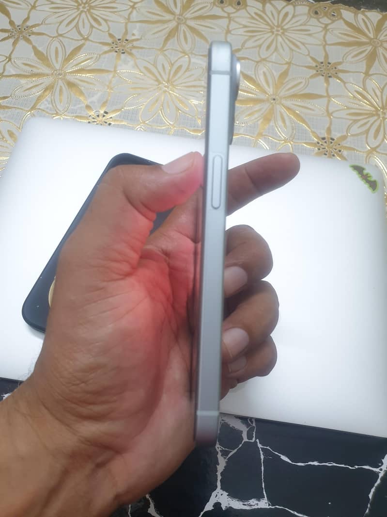 Apple iPhone 15 4