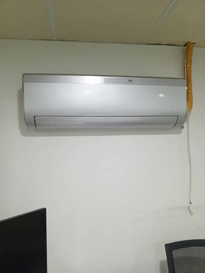 Non inverter 1.5 ton Gree AC with 20ft pipe.