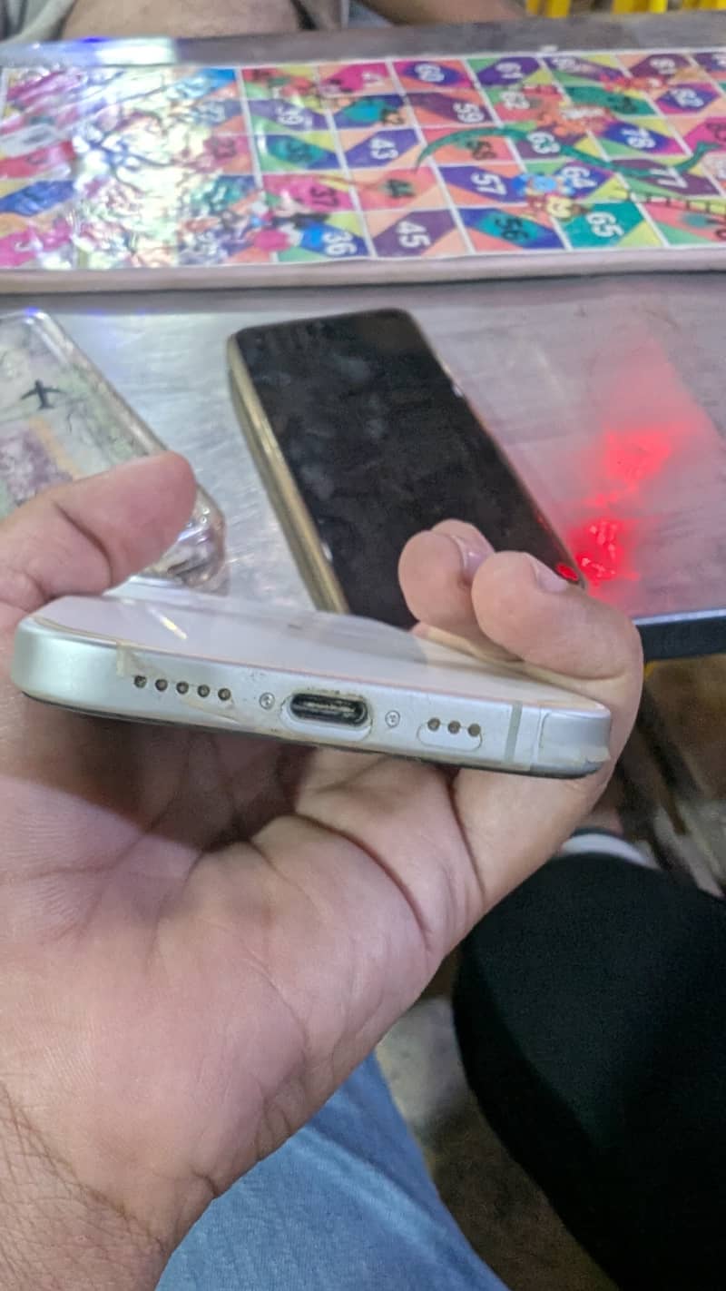 Apple iPhone 16 2