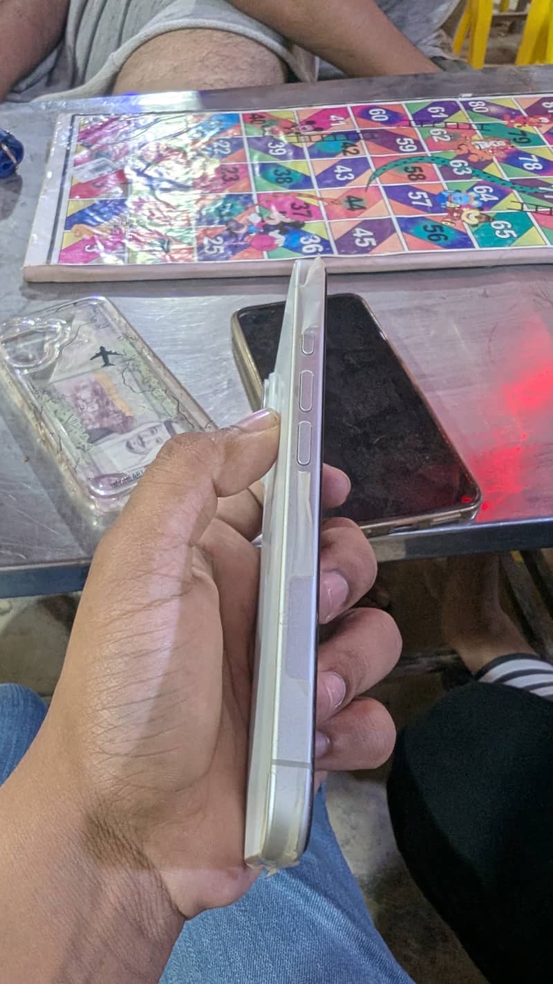 Apple iPhone 16 4