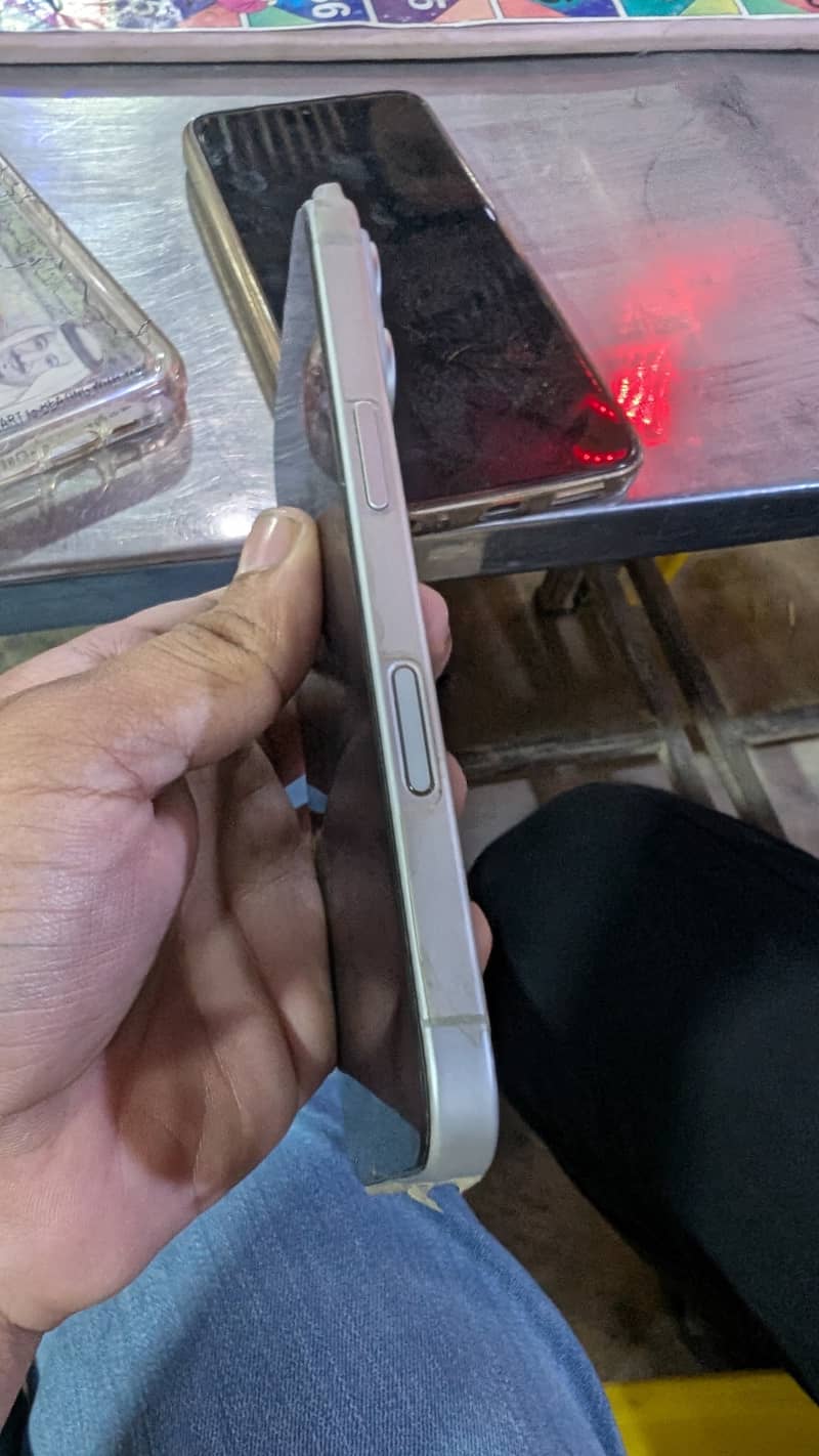 Apple iPhone 16 5