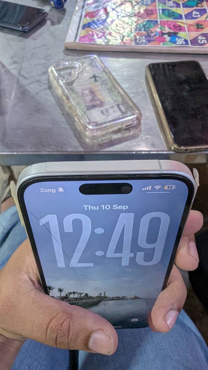 Apple iPhone 16 6