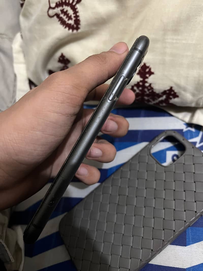 iPhone 11 4