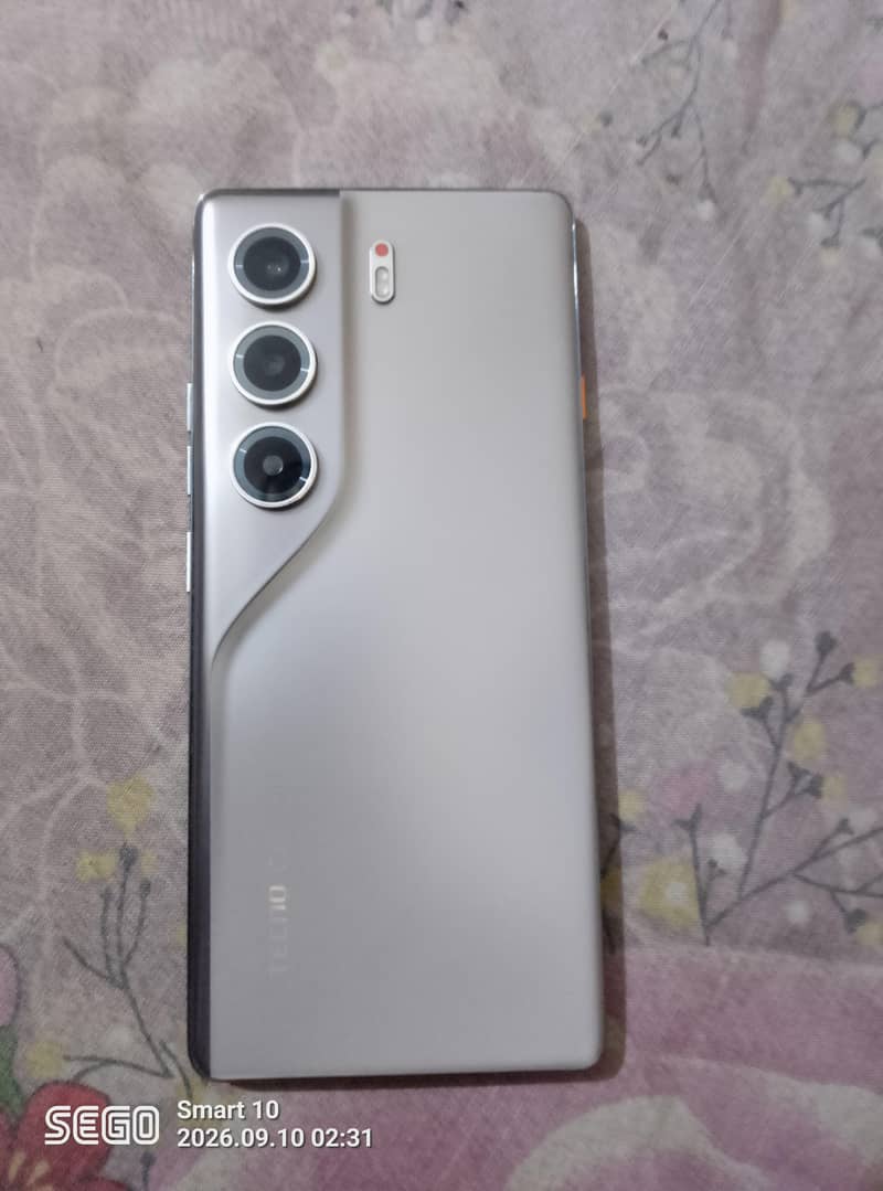Tecno CAMON 40 Pro 1