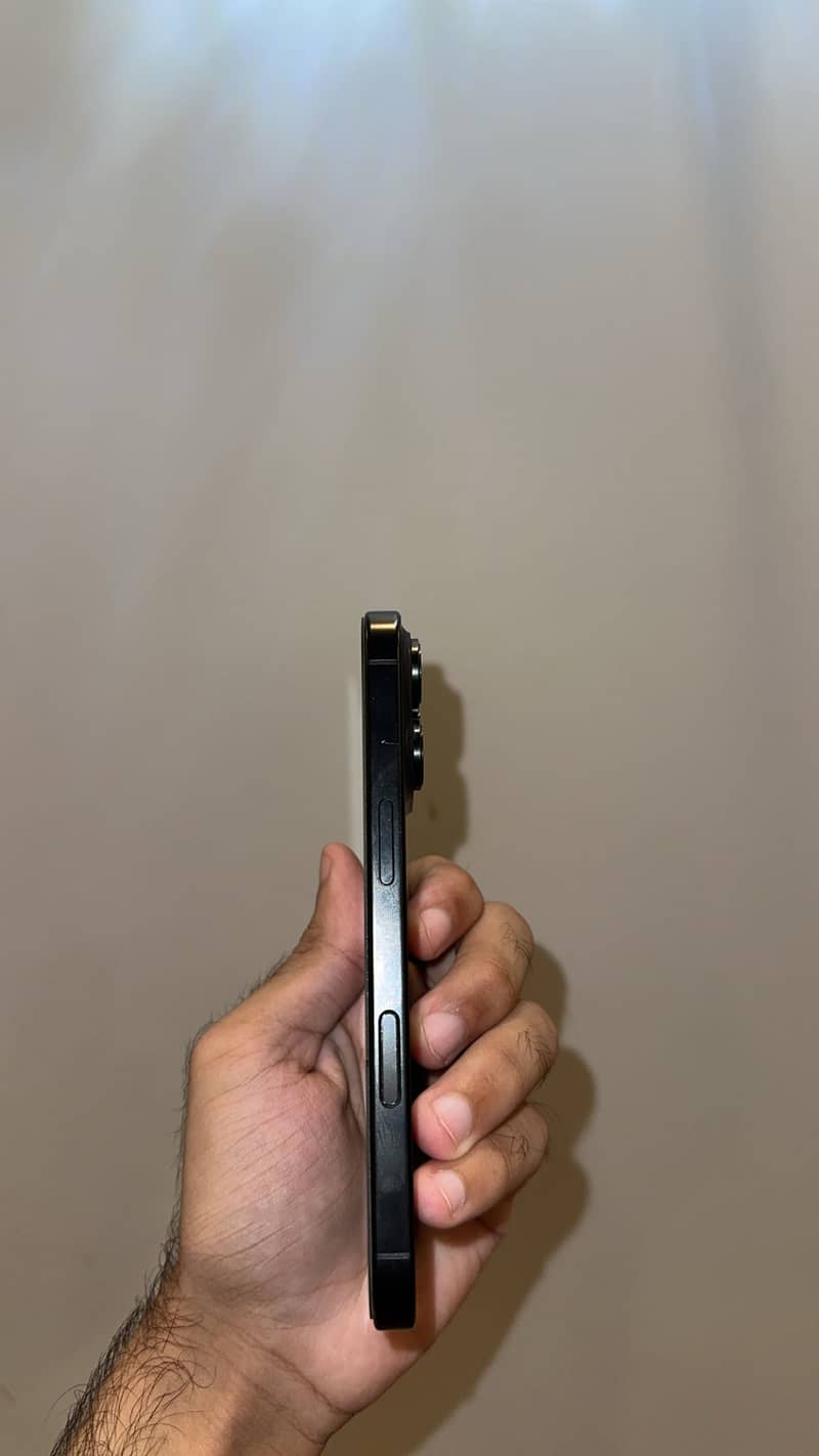 Apple iPhone 16 Pro 2