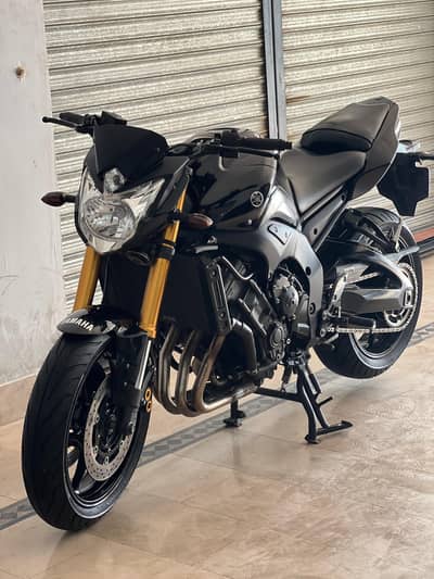 The Dark Knight: Yamaha FZ8 800cc Street Monster