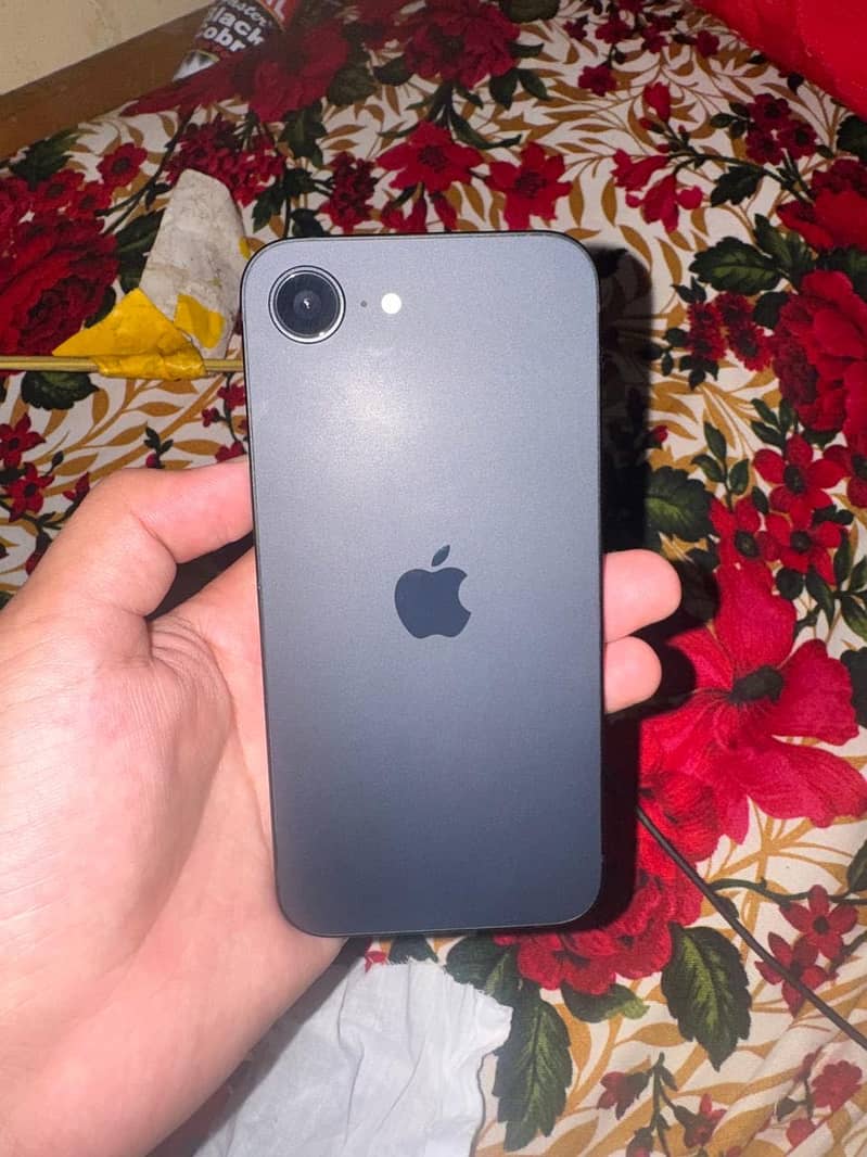 Apple iPhone 16e 3