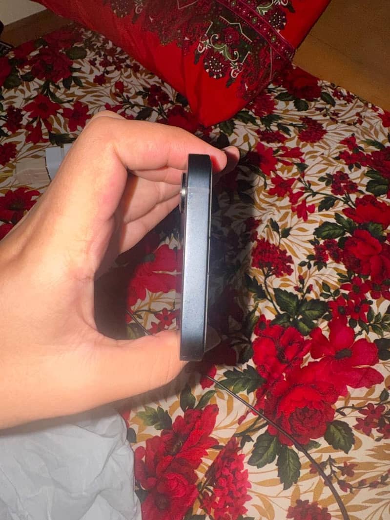 Apple iPhone 16e 4