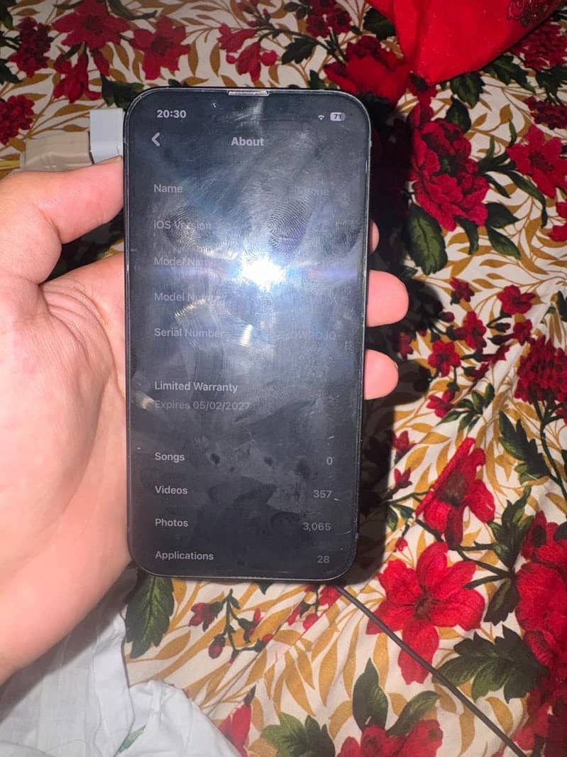 Apple iPhone 16e 5