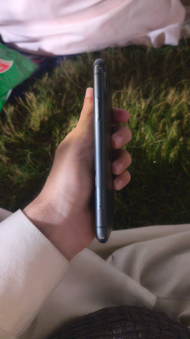Apple iPhone 11 3