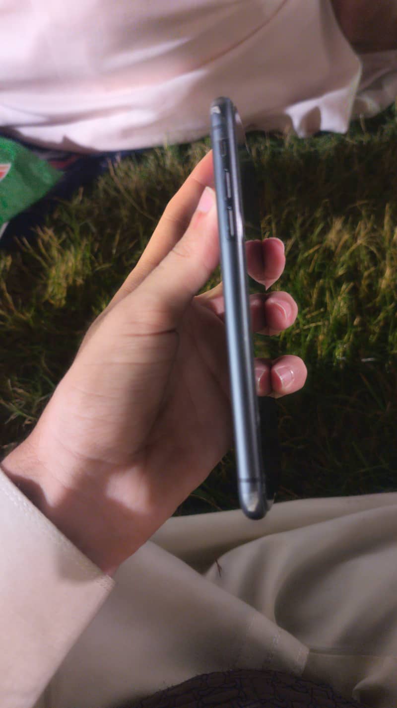 Apple iPhone 11 4