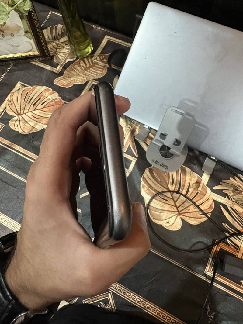 Apple iPhone 11 4