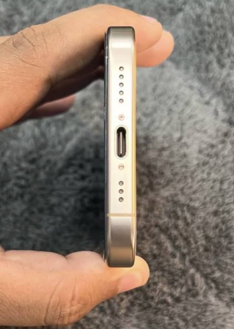 Apple iPhone 16 Pro 2