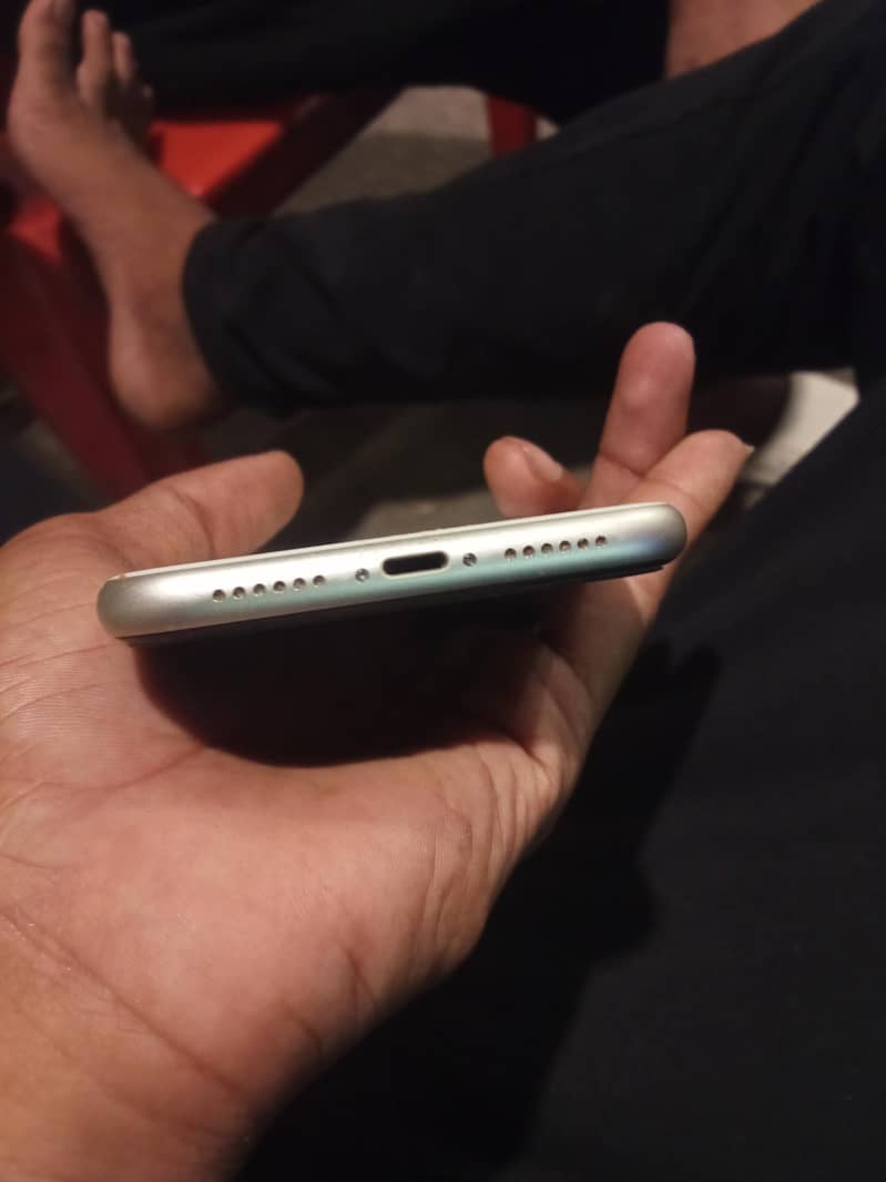 Apple iPhone 11 4