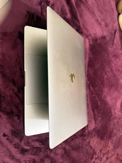 MacBook Pro 2018 i7 15 inch perfect condition