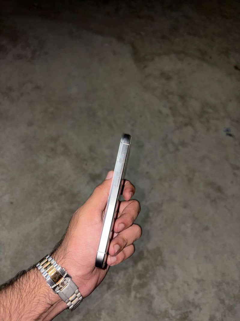 iphone 15 Pro white 2