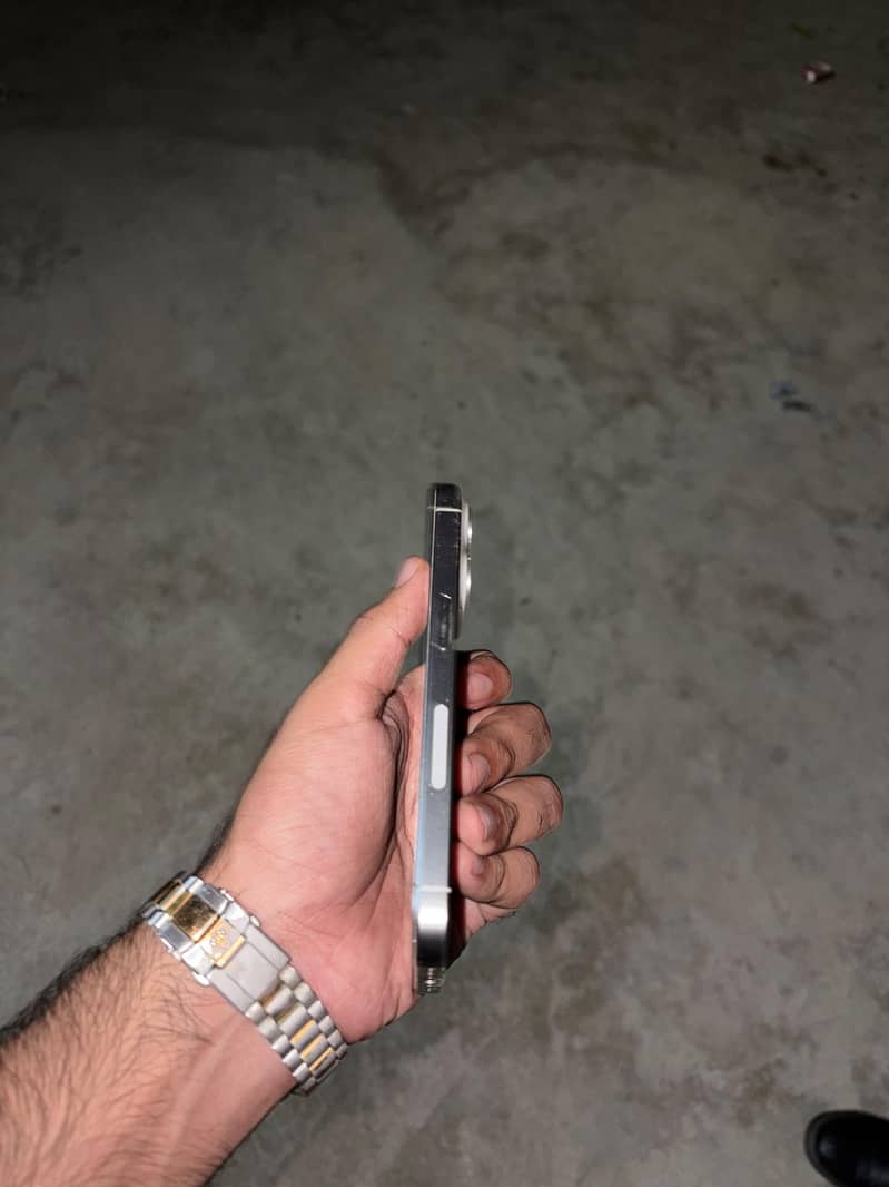 iphone 15 Pro white 4