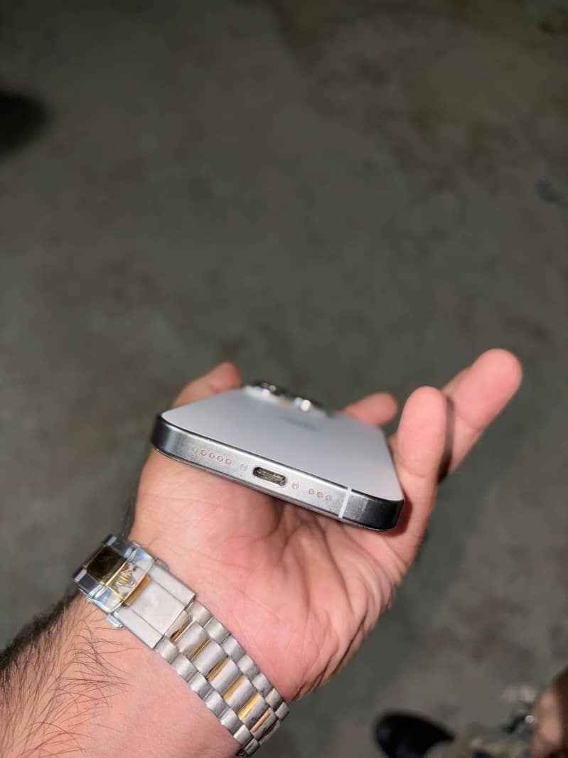iphone 15 Pro white 6