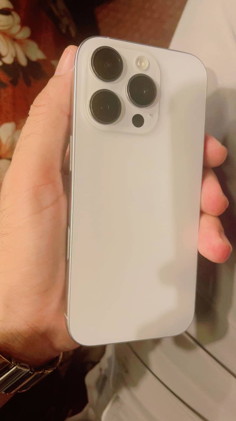 Apple iPhone 16 Pro 1