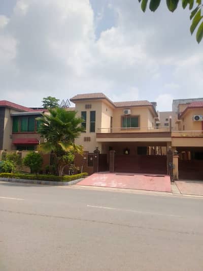 4 Bedrooms double storey house on Main Blovd
