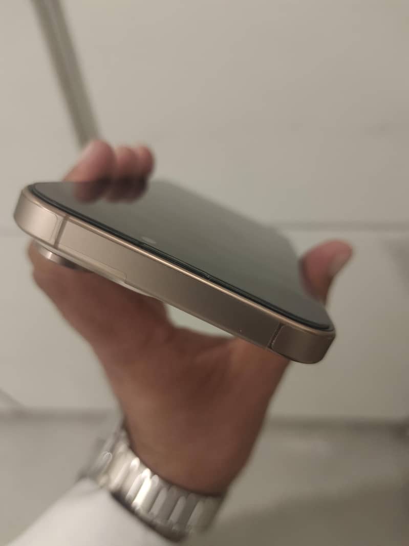 Apple iPhone 16 Pro Max 1