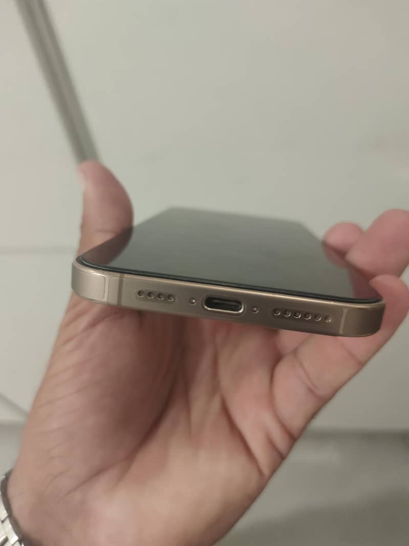 Apple iPhone 16 Pro Max 2
